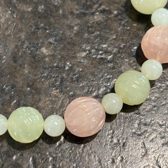 BEAUTIFUL VINTAGE GREEN & PINK JADE DRAGON CLASP BEADED 30" NECKLACE - Picture 3 of 4